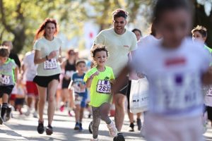 Μικροί δρομείς, οικογένειες, μωρά και ΑμεΑ γέμισαν με χαμόγελα το Ioannina Lake Run