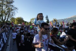 Μικροί δρομείς, οικογένειες, μωρά και ΑμεΑ γέμισαν με χαμόγελα το Ioannina Lake Run