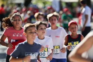 Μικροί δρομείς, οικογένειες, μωρά και ΑμεΑ γέμισαν με χαμόγελα το Ioannina Lake Run